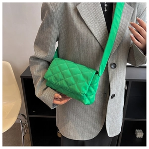 Gros plan du sac bandoulière en nylon matelassé vert vif avec motif losanges classique