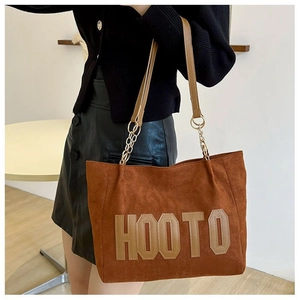 Détail du grand sac cabas HOOTO en daim marron avec bandoulière en cuir et chaîne