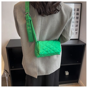 Détail du sac bandoulière matelassé vert vif en nylon avec large sangle réglable