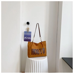 Détail du sac cabas en daim caramel avec broderie HOOTO et bandoulière en chaîne
