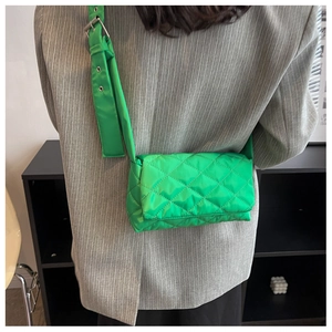 Détail du sac bandoulière matelassé en nylon vert vif avec surpiqûres en losanges