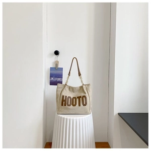 Détails du logo HOOTO et de la bandoulière chaîne sur un grand sac cabas kaki