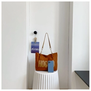 Sac cabas en similicuir marron avec imprimé HOO jaune et poignée en chaîne métal
