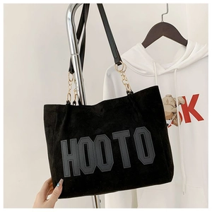 Détail du grand sac cabas noir mat avec lettrage HOOTO et bandoulière chaîne dorée
