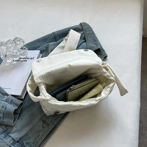Sac bouffant blanc matelassé en nylon pour femmes avec motifs losanges et grand espace