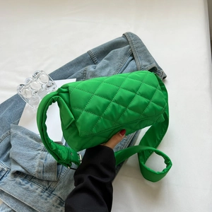 Sac à bandoulière en nylon vert vif matelassé avec motif losange et sangle rembourrée
