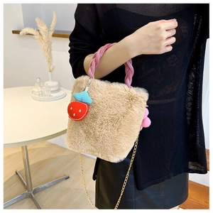 Sac seau en fausse fourrure beige avec anse tressée rose et pendentif fraise mignon