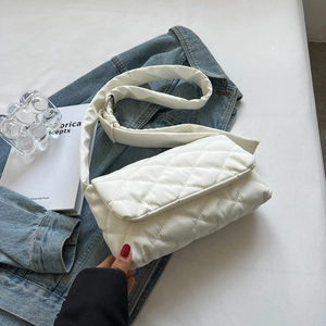 Sac à bandoulière matelassé en nylon blanc avec large bandoulière en vue de dessus