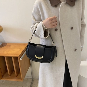 Vue détaillée du sac demi-lune noir en cuir avec boucle dorée et anse élégante