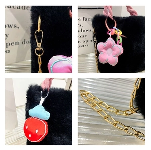 Détail du sac seau en peluche avec poignée tressée rose et bandoulière dorée