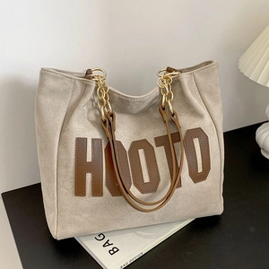 Grand sac cabas chic en daim beige avec bandoulière chaîne et appliqué HOOJO