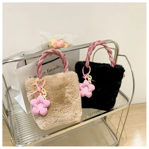 Détails de sacs seaux en peluche avec poignées tressées et charme floral sur étagère