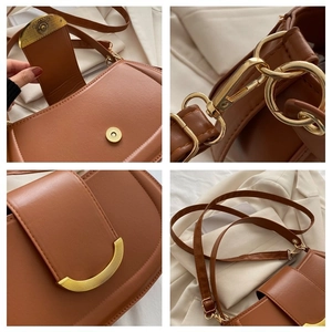 Détails du sac besace marron caramel avec fermoir doré et fermeture magnétique