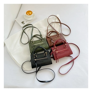 Mini borse a tracolla in verde, marrone, nero e bordeaux con dettagli in nappe