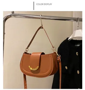 Sac à main selle marron vintage pour femme avec boucle dorée et bandoulière