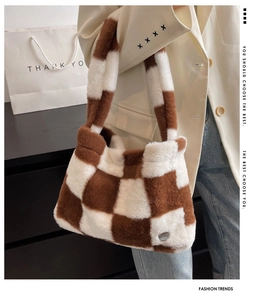 Détail du cabas en peluche avec motif damier marron et blanc et texture douce