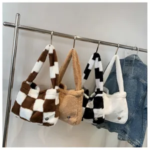 Détail de quatre sacs cabas en fausse fourrure pelucheuse à motifs unis et à carreaux