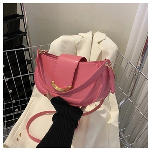 Vue détaillée du sac selle demi-lune en cuir mat rose avec boucle en métal doré