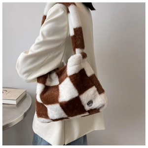 Détail de la texture douce du sac cabas à carreaux marron et blanc avec logo