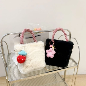 Sac Seau Bandoulière En Peluche Fausse Fourrure Poignée Tressée En Velours Chaîne Métallique Pendentif Pour Femmes