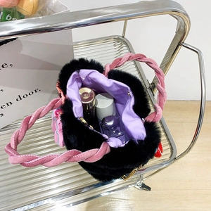 Sac seau en fausse fourrure noire avec anses tissées roses et doublure violette