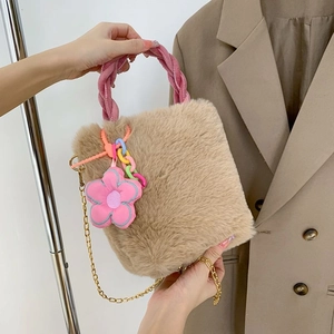 Sac seau en fausse fourrure beige avec poignées en velours et breloque fleurie mode