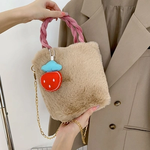 Sac seau en fausse fourrure kaki avec poignée rose tressée et pendentif fraise