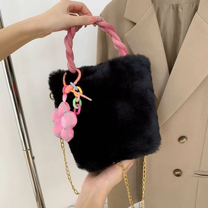 Sac seau en fourrure noire avec poignée rose tressée et breloques de fleurs colorées mode