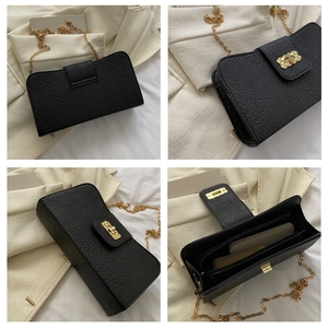 Détails du sac bandoulière noir grainé avec chaîne dorée et compartiments internes
