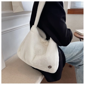 Détail d'un sac fourre-tout en fausse fourrure blanche avec une boucle en métal