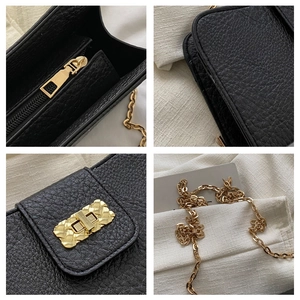 Détails du cuir noir grainé avec fermoir doré et bandoulière en chaîne métallique chic
