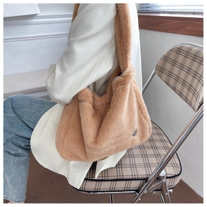 Détail du sac cabas en peluche marron clair avec fourrure synthétique et boucle