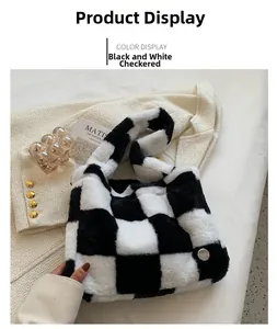 Détail du sac cabas en peluche à damier noir et blanc avec décoration métallique