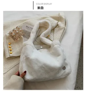 Détail du sac cabas en peluche crème avec fermoir magnétique sur tissu en tweed
