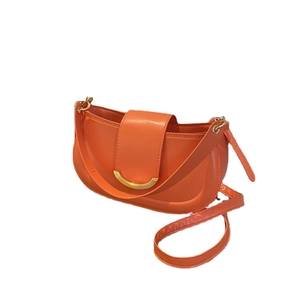 Sacoche selle chic en cuir orange pour femme avec boucle dorée en croissant de lune