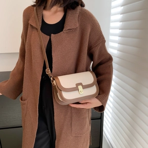 Chic two-tone flap shoulder bag with gold twist lock and adjustable strap