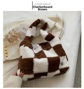 Détail du sac cabas en peluche à damier marron et blanc sur textile blanc