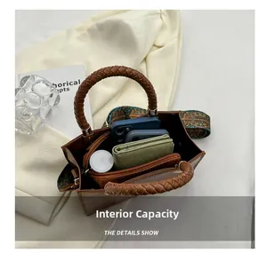 Vista dettagliata dell'ampio interno di una borsa quadrata marrone con manici