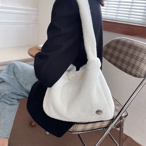 Sac cabas blanc en fausse fourrure douce avec logo métallique argenté et bandoulière large