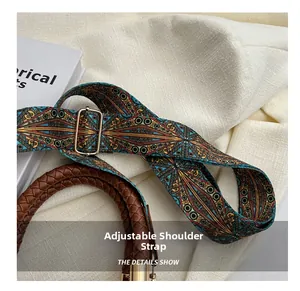 Dettaglio della tracolla vintage regolabile con fibbia dorata su una borsa trendy