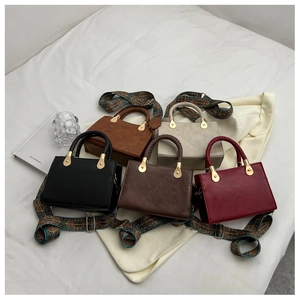 Dettagli di cinque borse vintage in pelle PU con manici intrecciati e tracolle a fiori