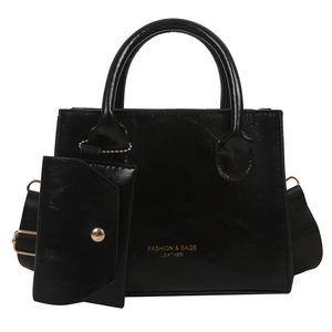 Sac à main carré en cuir verni noir brillant avec lettrage doré et large bandoulière