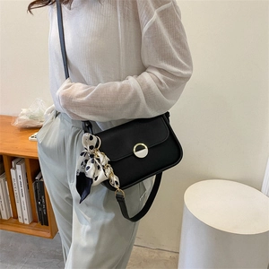 Sac sous le bras en cuir noir minimaliste avec boucle en métal et foulard à pois