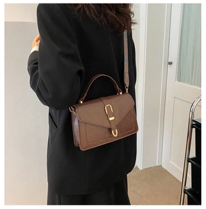 Borsa a tracolla in ecopelle marrone con fibbia vintage e cinturino in stile etnico