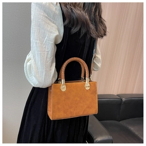 Borsa a mano marrone in ecopelle con manico intrecciato e tracolla in stile etnico