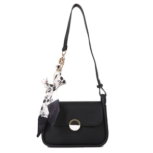 Sac bandoulière rectangulaire noir avec fermoir doré et détail de foulard en soie