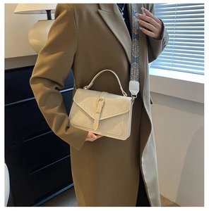 Borsa chic in pelle crema con fibbia dorata e ampia tracolla in tessuto con motivi etnici