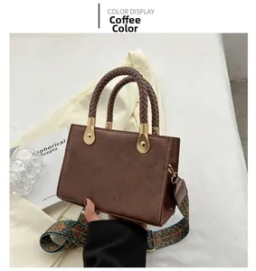 Dettaglio borsa a tracolla marrone caffè con manico intrecciato e tracolla colorata