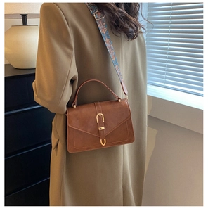 Borsa a tracolla vintage marrone con cinturino etnico intrecciato e fibbia dorata