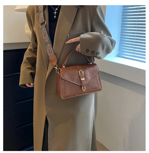 Borsa a tracolla marrone vintage con fibbia a U dorata e tracolla ricamata in stile etnico